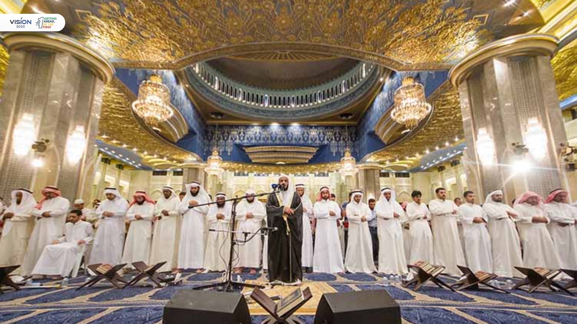 umat Muslim melaksanakan sholat tarawih berjamaah di masjid dengan khusyuk.