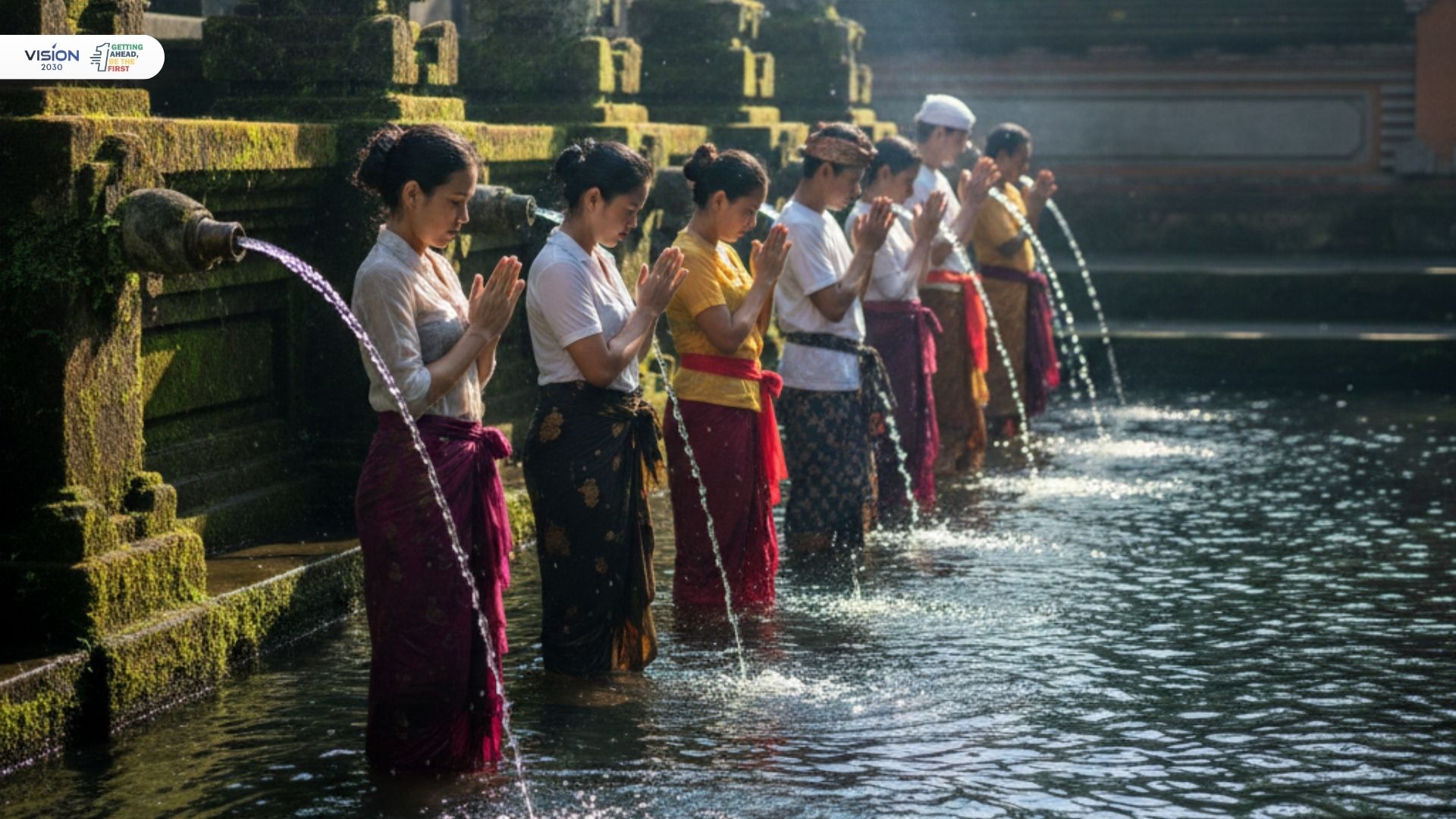 Praktik Seni Meditasi air melukat di pancuran suci Tirta Empul Bali untuk penyembuhan batin.