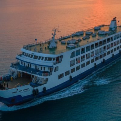 Wisata kapal pesiar mewah berlayar di perairan Indonesia