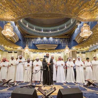 umat Muslim melaksanakan sholat tarawih berjamaah di masjid dengan khusyuk.