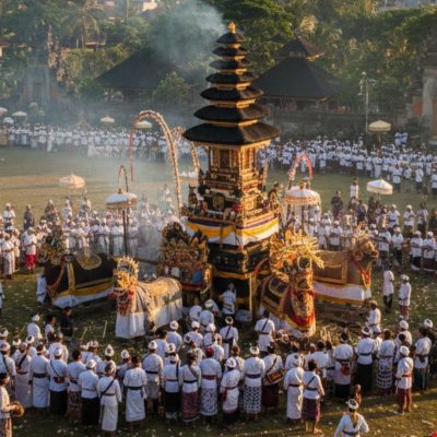 Upacara Ngaben di Denpasar yang khidmat dan ilustrasi balapan kerbau Makepung Bali yang energetik.